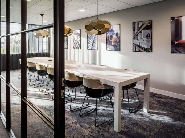 binnenhuisarchitect ontwerp kantoor hanglamp Gispen stoelen Gispen systeemwand Planeffect vloerbedekking Modulyss interieurdesign Wildenberg binnenhuisarchitect ontwerp kantoor hanglamp Gispen stoelen Gispen systeemwand Planeffect vloerbedekking Modulyss interieurdesign Wildenberg