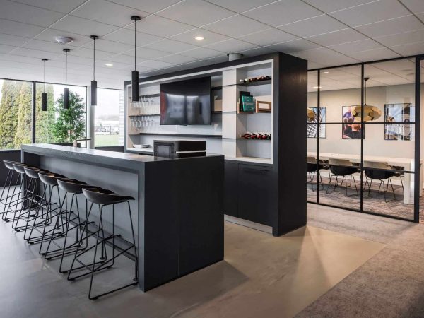 binnenhuisarchitect ontwerp kantoor met pantry Hay barkruk kokerlamp Maretti interieurdesign van Wildenberg binnenhuisarchitect ontwerp kantoor met pantry Hay barkruk kokerlamp Maretti interieurdesign van Wildenberg